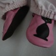 Pendant les premiers mois de Ma Chouette je lui mettais souvent une paire de mini-converses prêtées par ma belle-sœur. Je suis mortifiée quand j’y repense, parce qu’elles étaient vraiment craquantes...