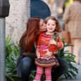 La photo people du lundi: Alyson Hannigan et sa fille Satyana Une petite photo d’une actrice de séries que j’aime beaucoup, Alyson Hannigan (Buffy contre les vampires, How I met your mother), enceinte pour la 2ème fois, et embrassant sa fille...
